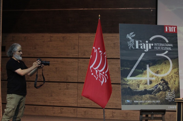 پوستر جشنواره جهانی فیلم فجر در آرامگاه سعدی رونمایی شد / رقابت ۴۵ فیلم بین المللی در شیراز